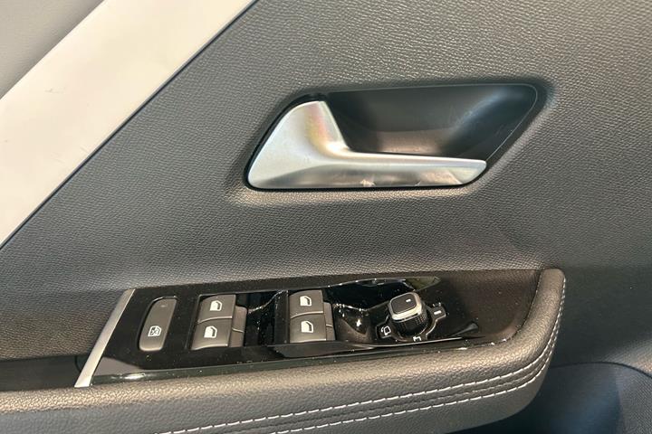 Hvid Opel Astra fra 2024