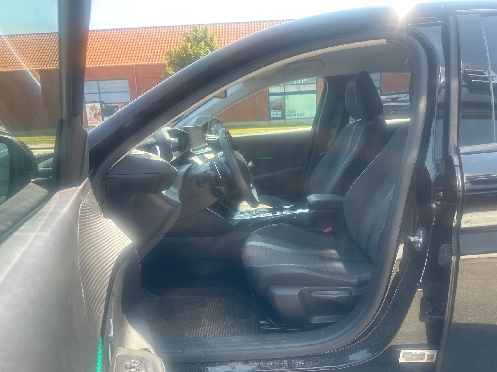 Sort Peugeot 208 fra 2023