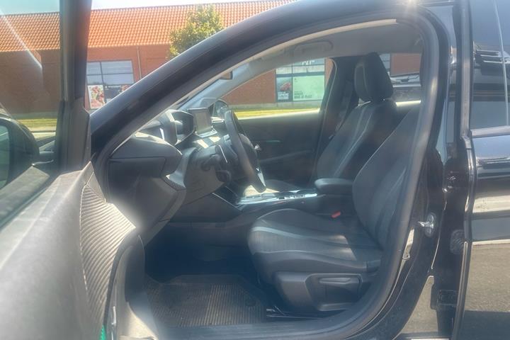 Sort Peugeot 208 fra 2023