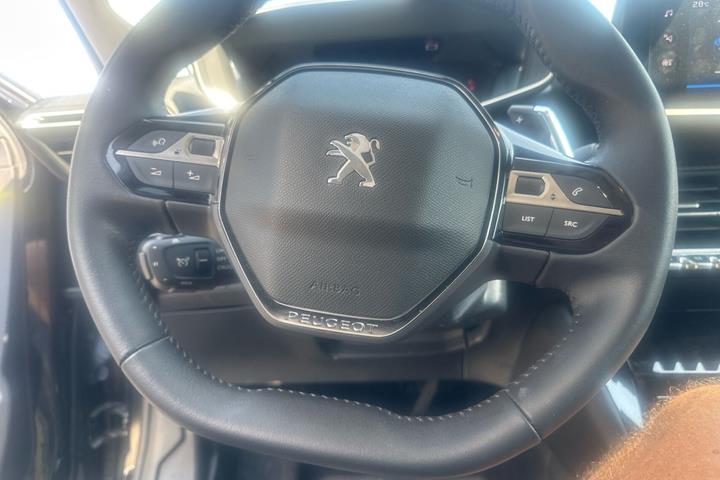Sort Peugeot 208 fra 2023