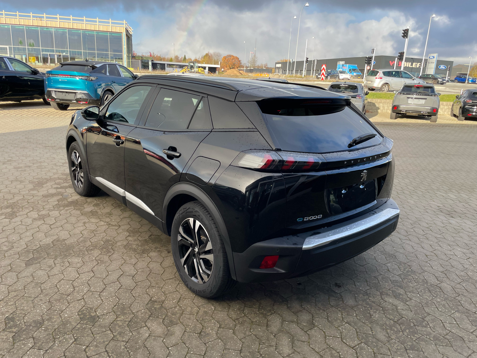 Sort Peugeot e-2008 fra 2023