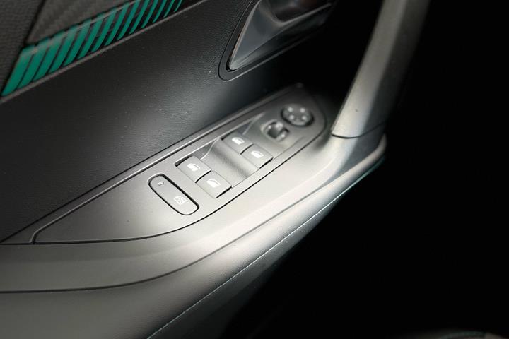 Sort Peugeot e-2008 fra 2023