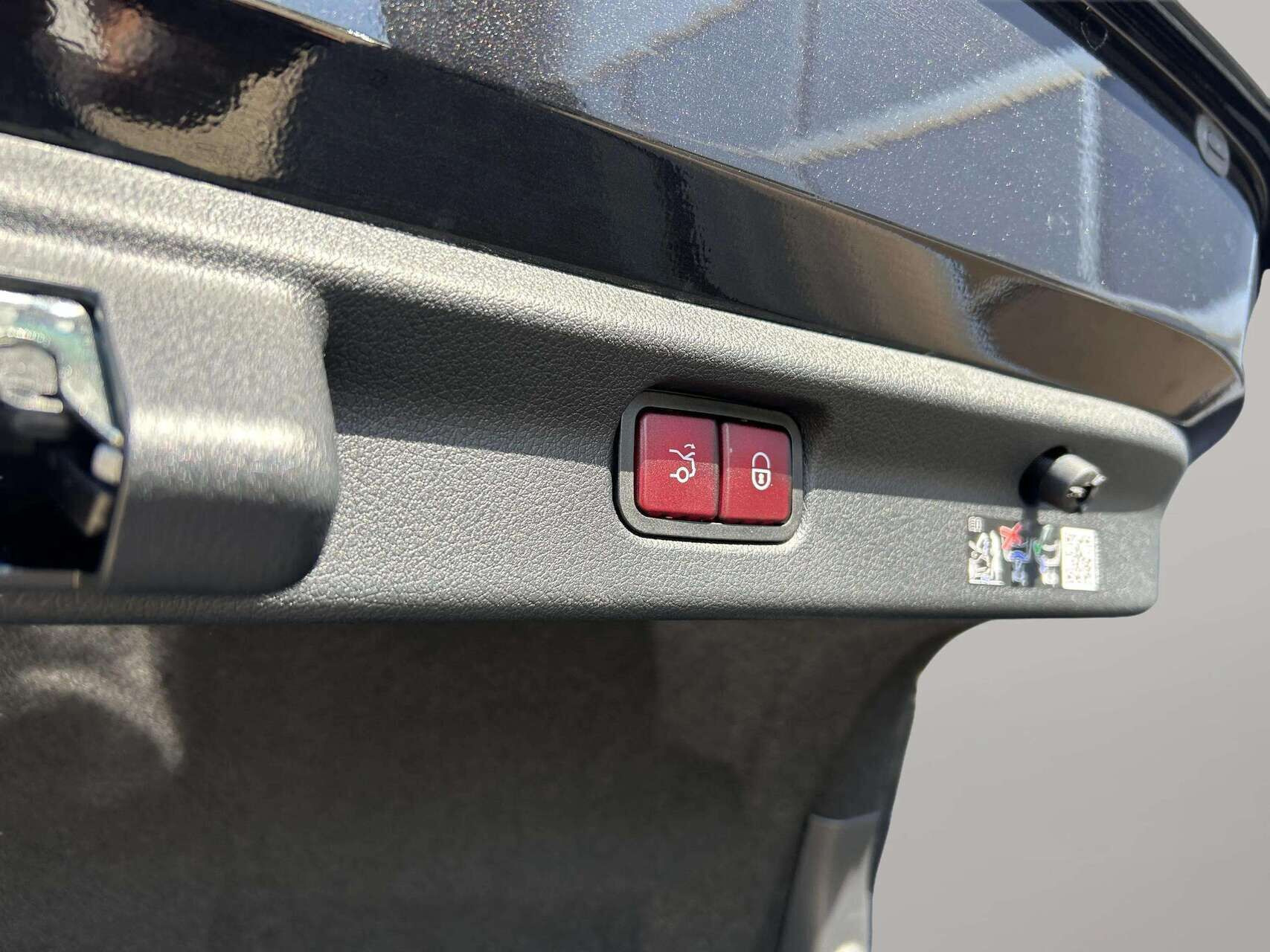 Sort Mercedes EQE 350+ fra 2025