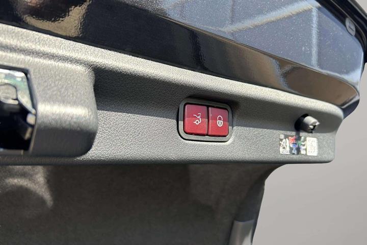 Sort Mercedes EQE 350+ fra 2025