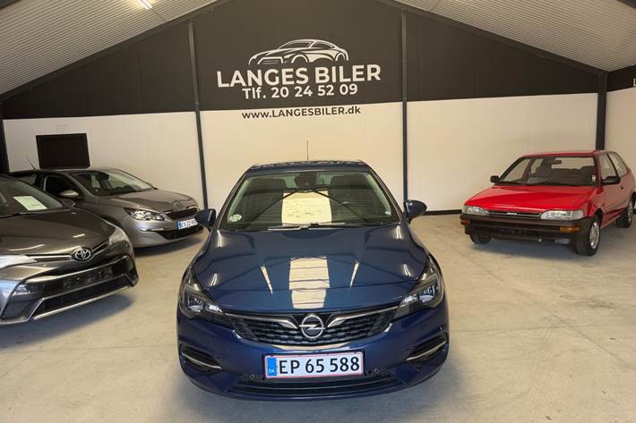 Blå Opel Astra fra 2020