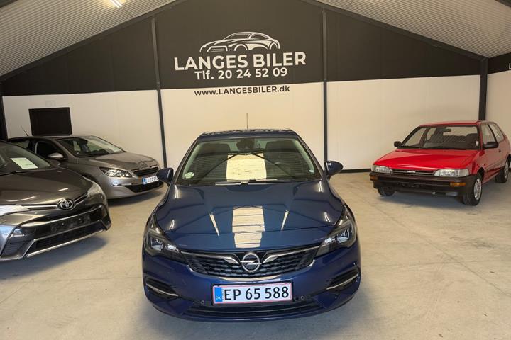 Blå Opel Astra fra 2020