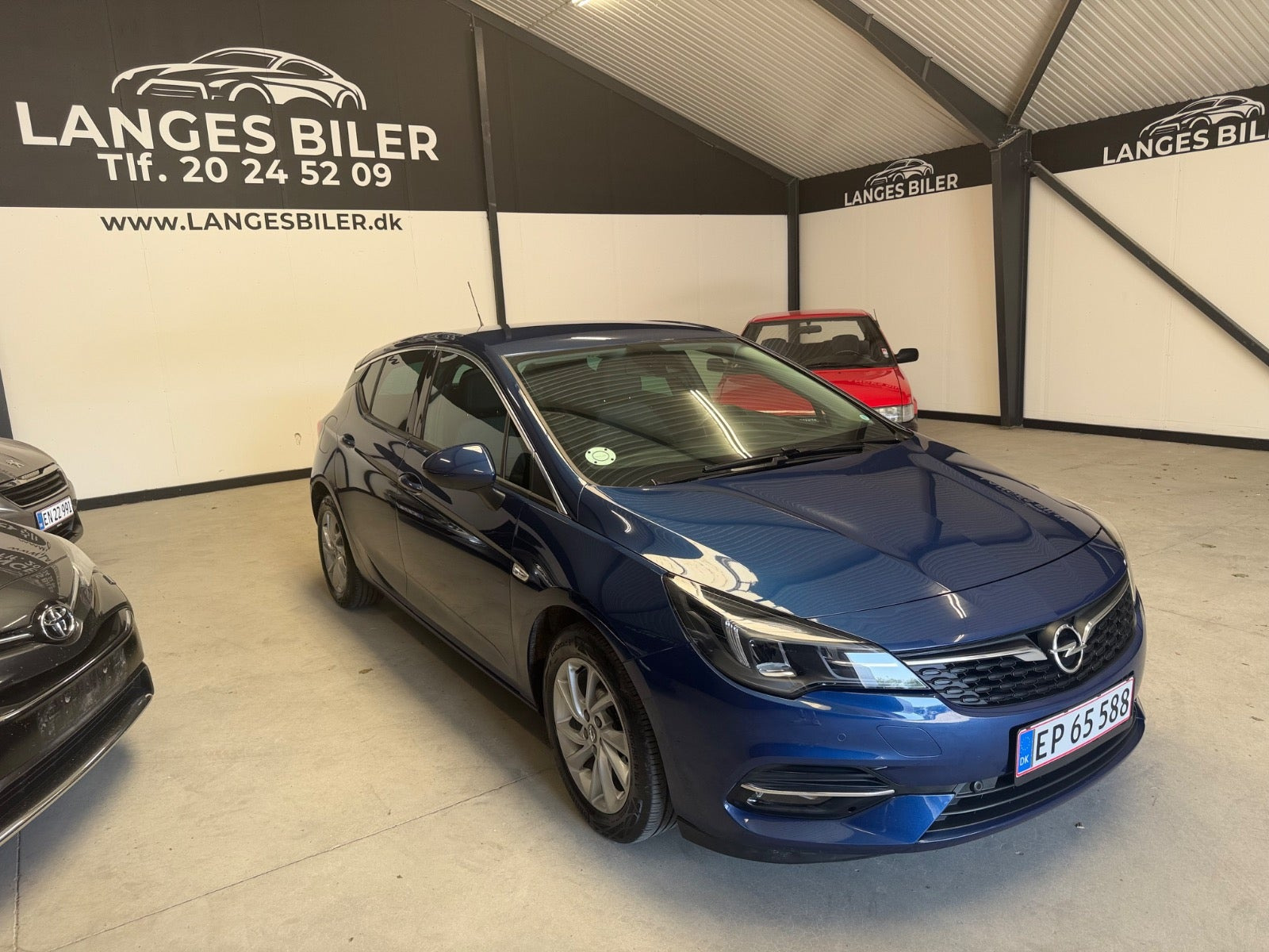 Blå Opel Astra fra 2020
