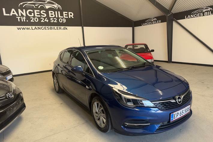 Blå Opel Astra fra 2020