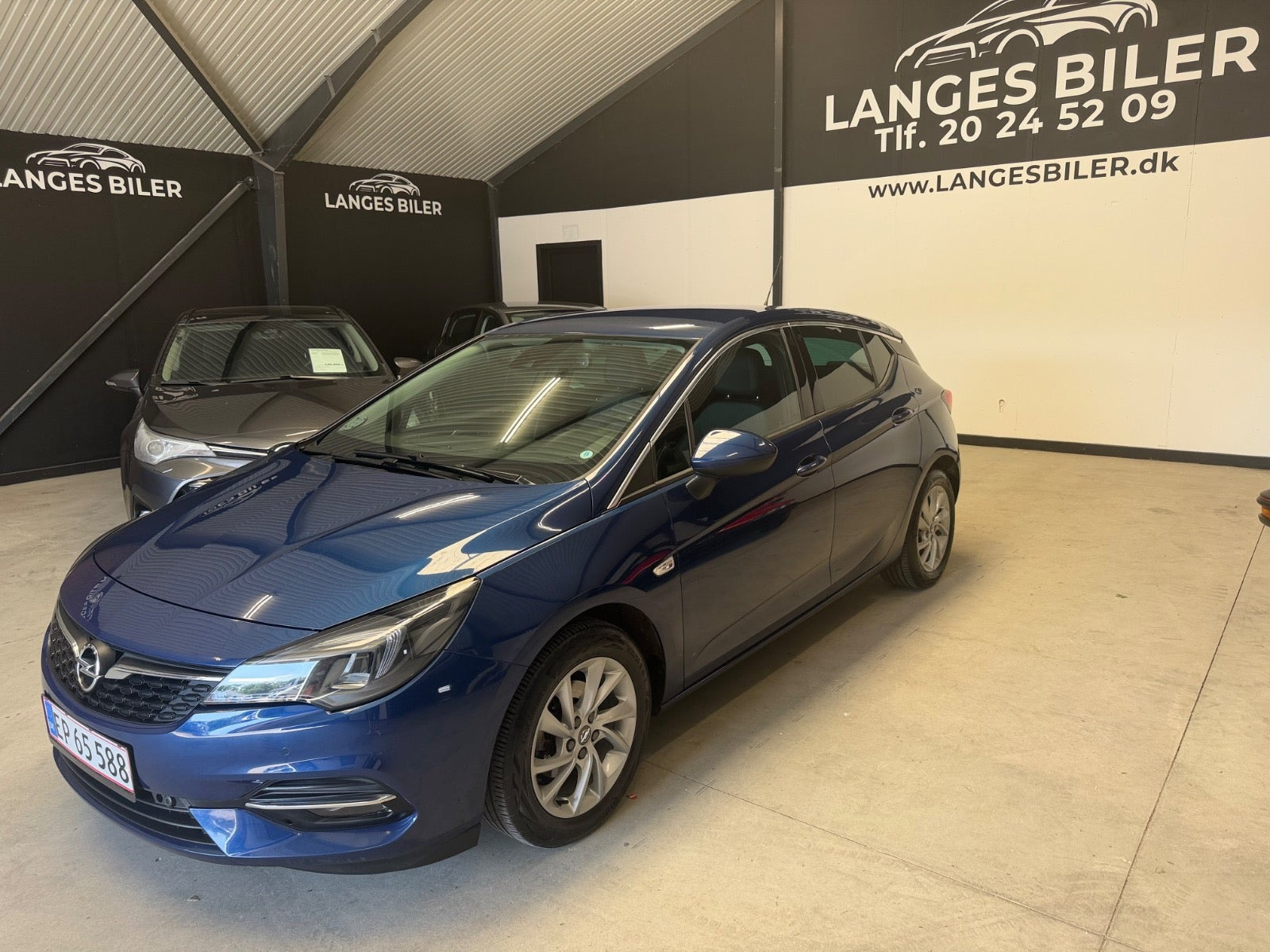 Blå Opel Astra fra 2020