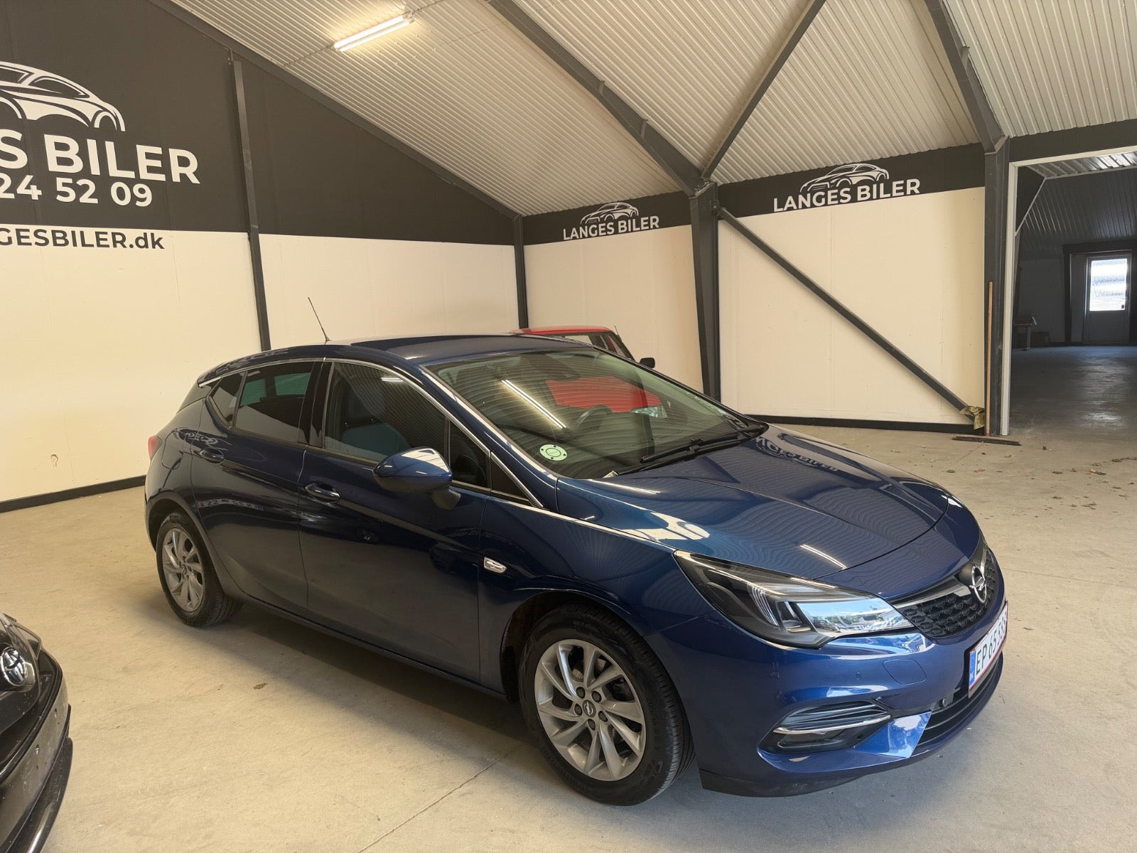 Blå Opel Astra fra 2020