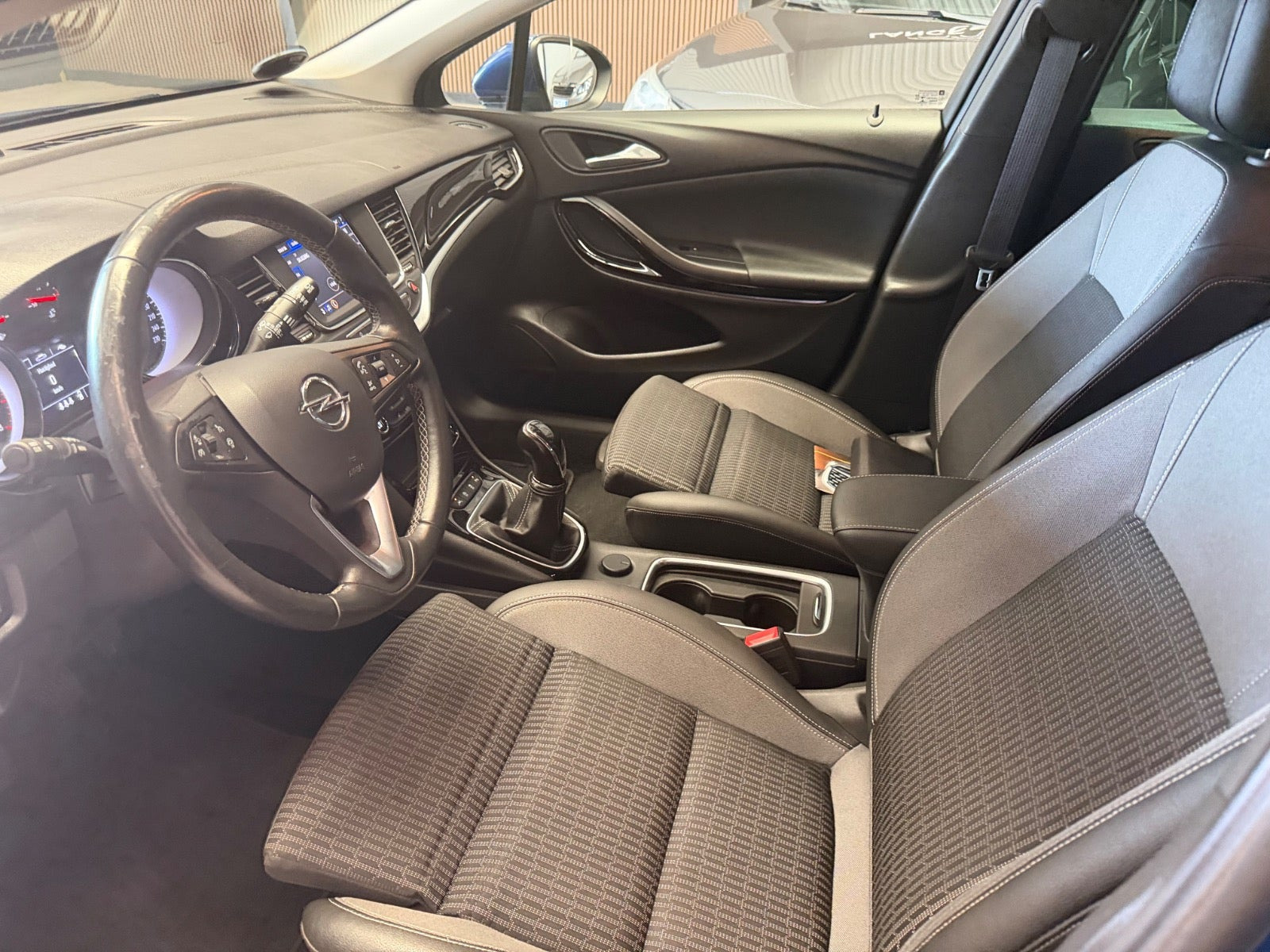 Blå Opel Astra fra 2020