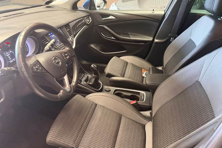 Blå Opel Astra fra 2020