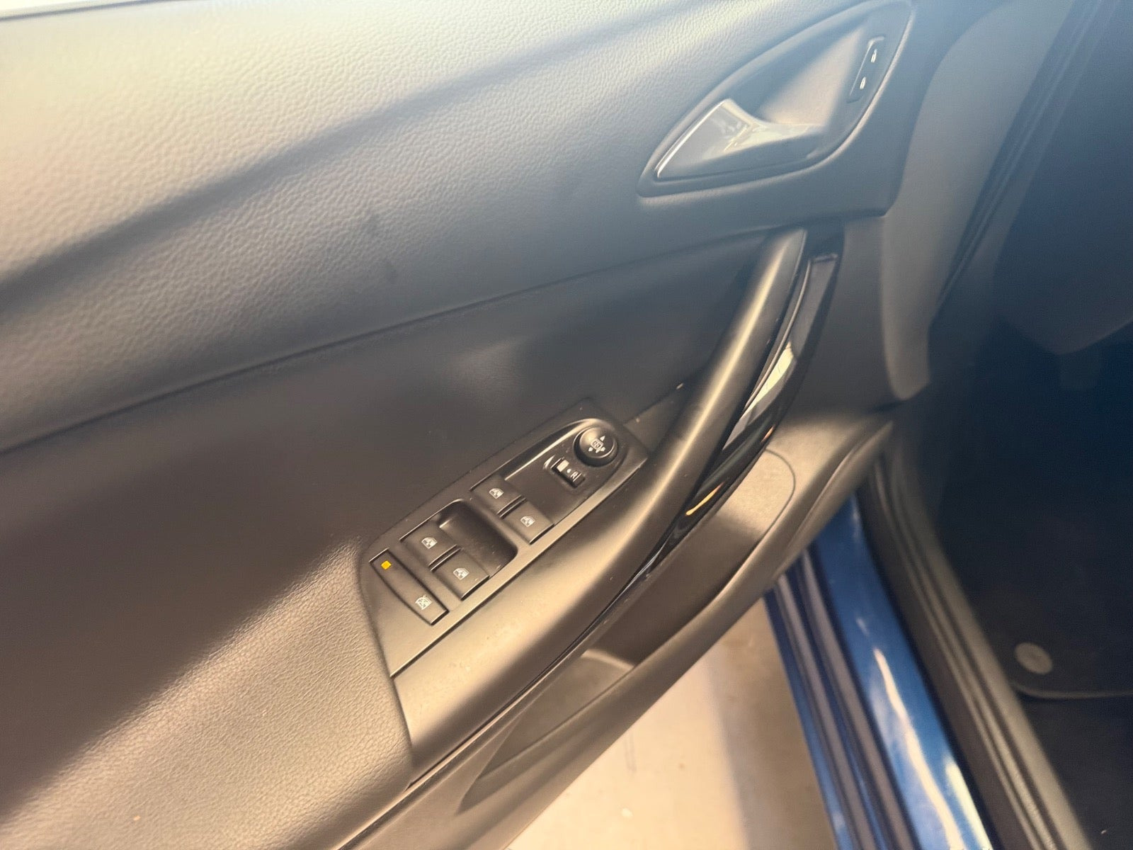 Blå Opel Astra fra 2020