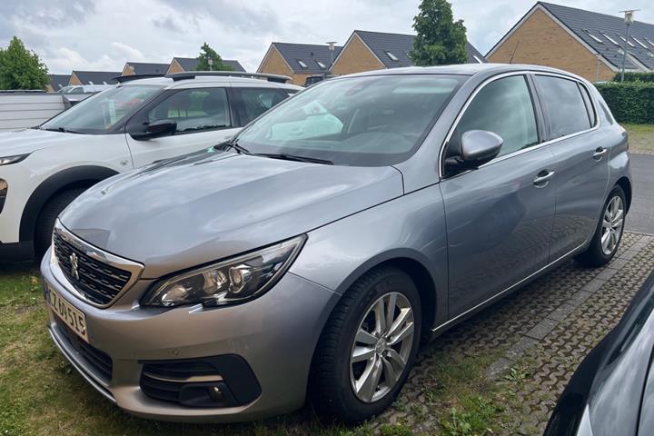Sølv Peugeot 308 fra 2018 set udefra
