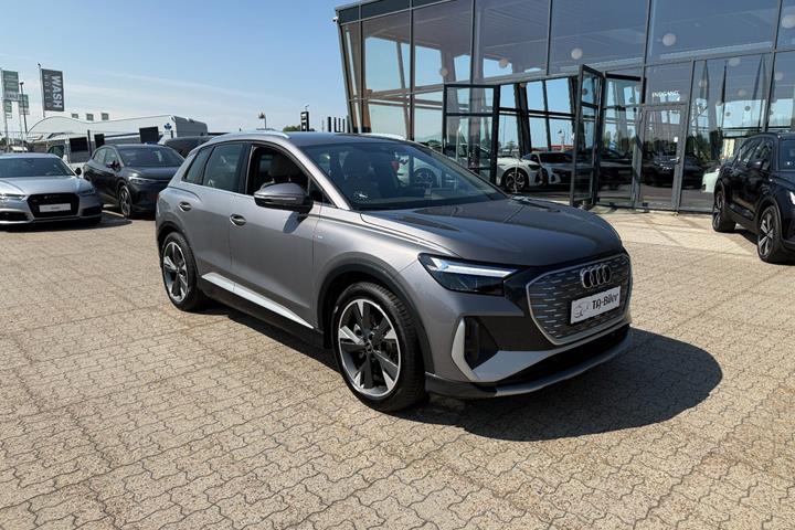 Sølv Audi Q4 e-tron fra 2023 set udefra