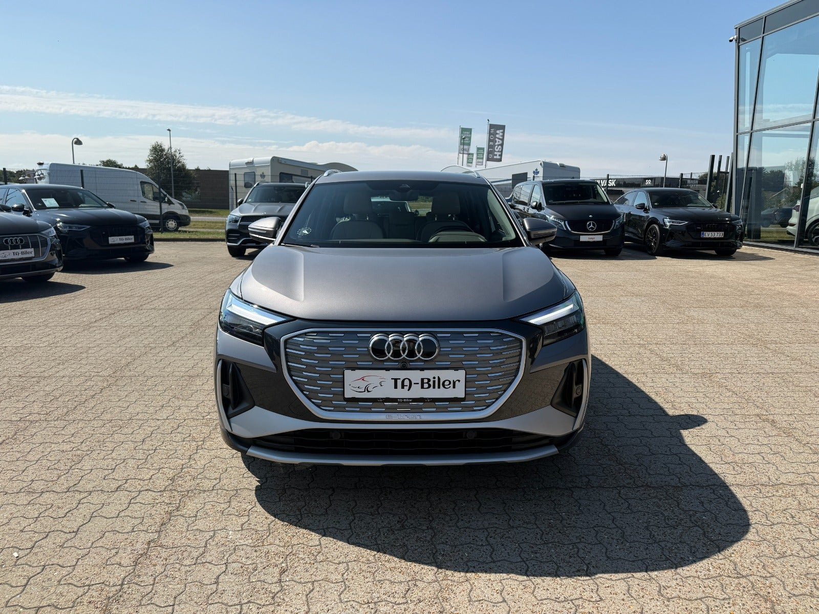 Sølv Audi Q4 e-tron fra 2023