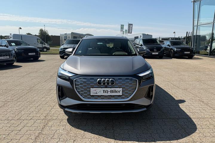Sølv Audi Q4 e-tron fra 2023