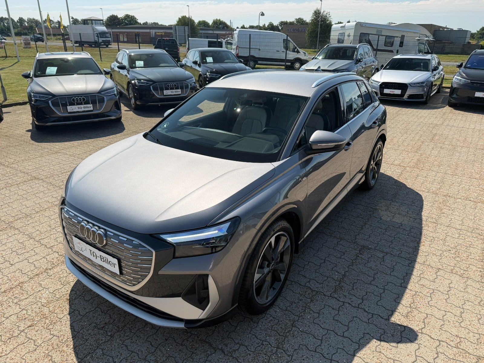 Sølv Audi Q4 e-tron fra 2023