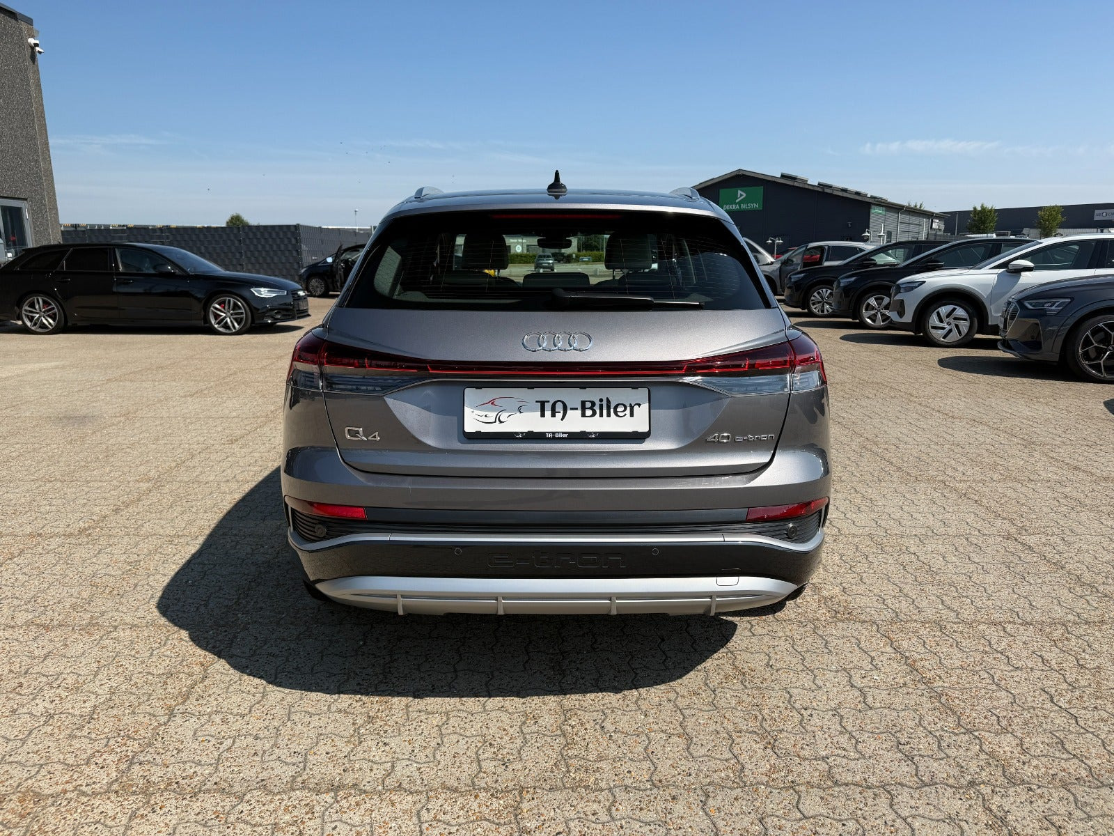 Sølv Audi Q4 e-tron fra 2023