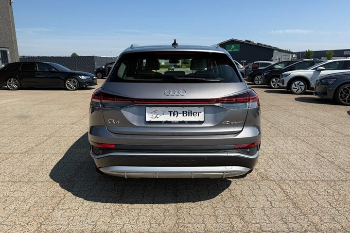 Sølv Audi Q4 e-tron fra 2023