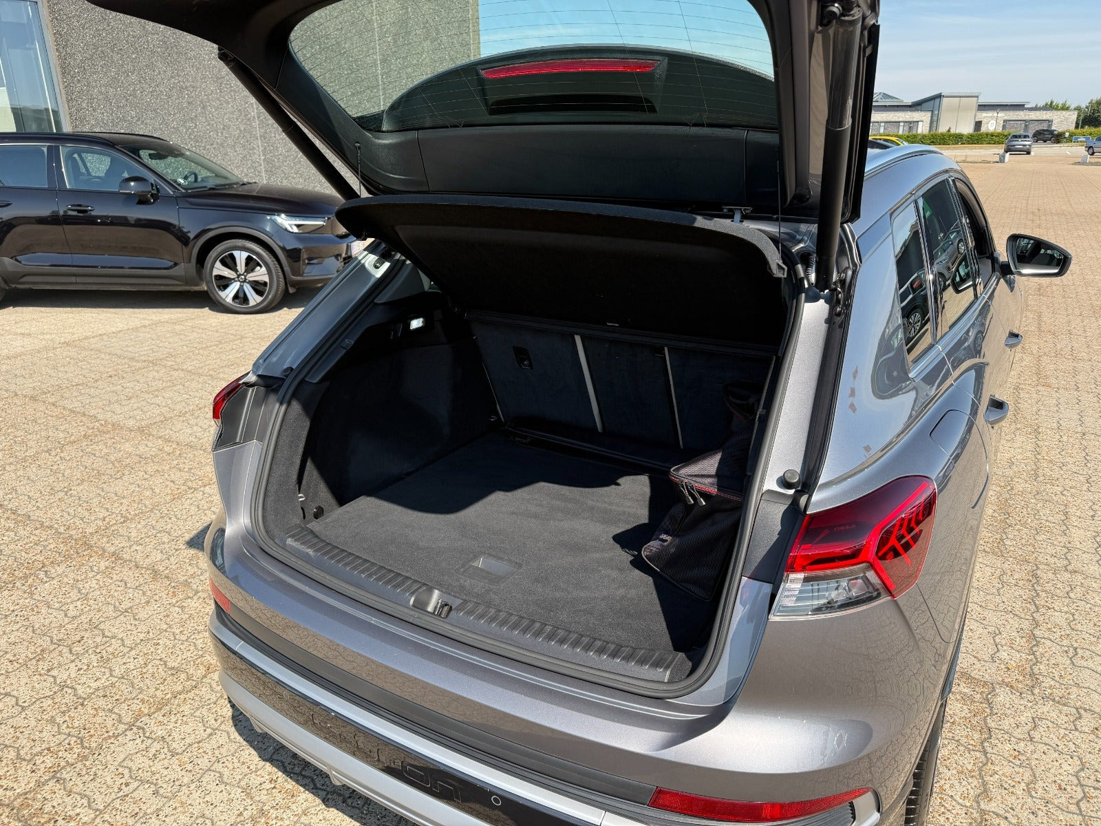 Sølv Audi Q4 e-tron fra 2023