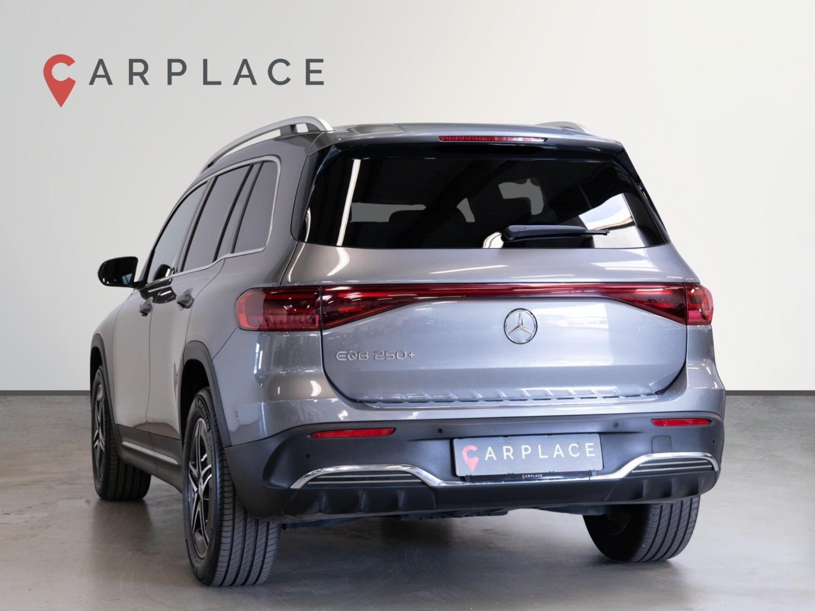 Grå Mercedes EQB250+ fra 2024