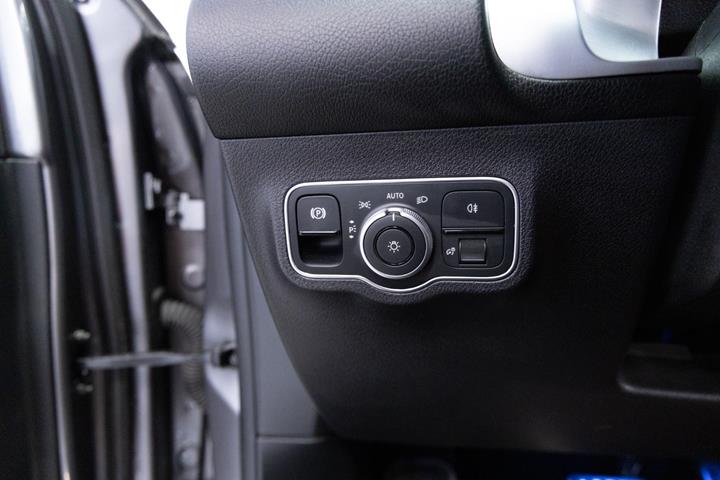 Grå Mercedes EQB250+ fra 2024