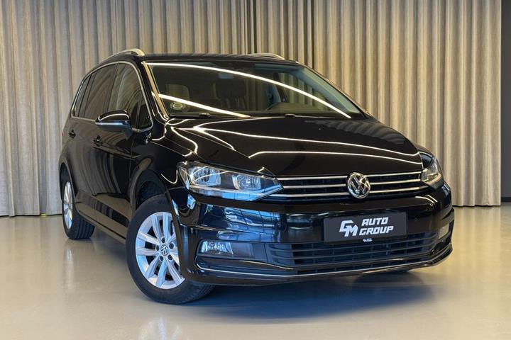 Sort VW Touran fra 2019 set udefra