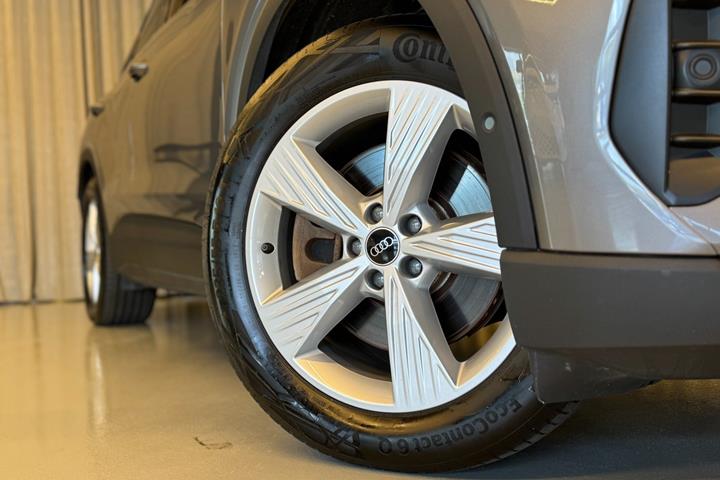 Grå Audi Q4 e-tron fra 2023
