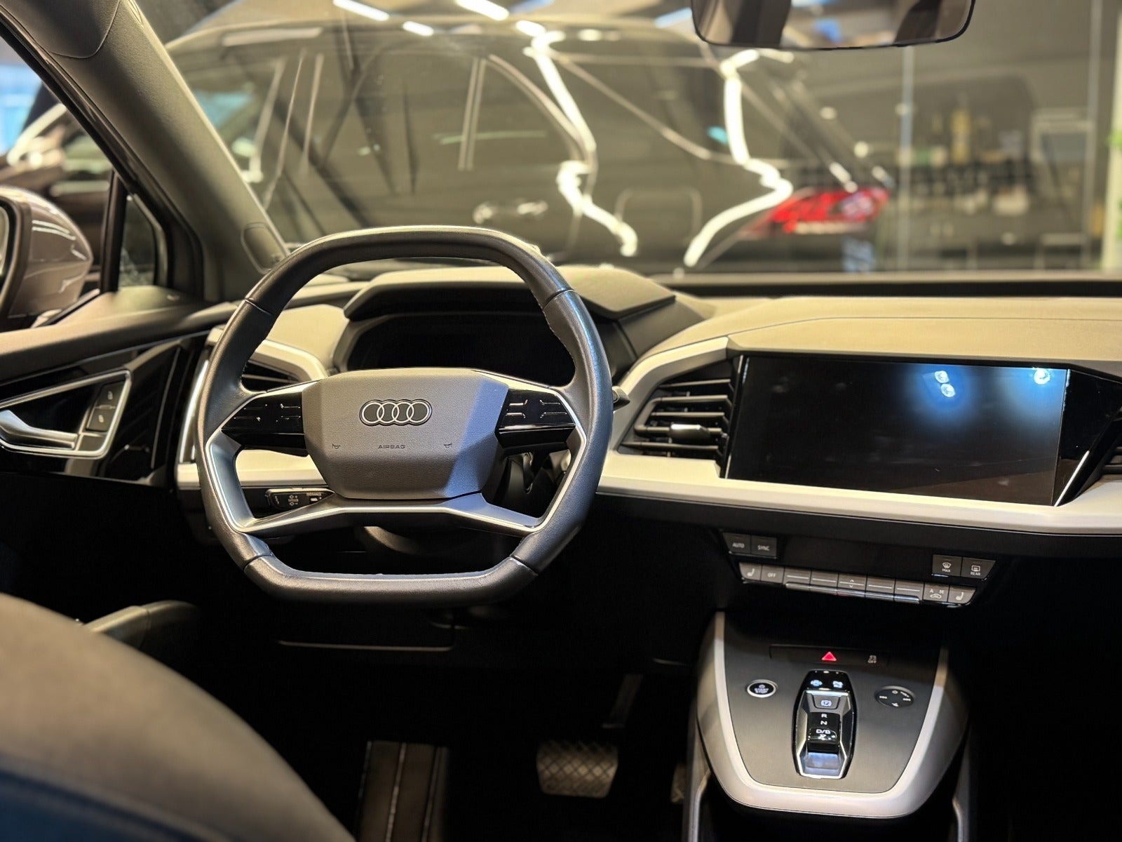 Grå Audi Q4 e-tron fra 2023