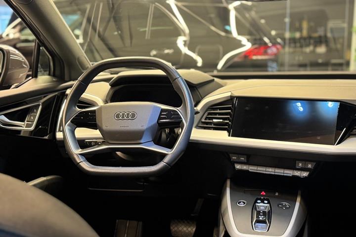 Grå Audi Q4 e-tron fra 2023