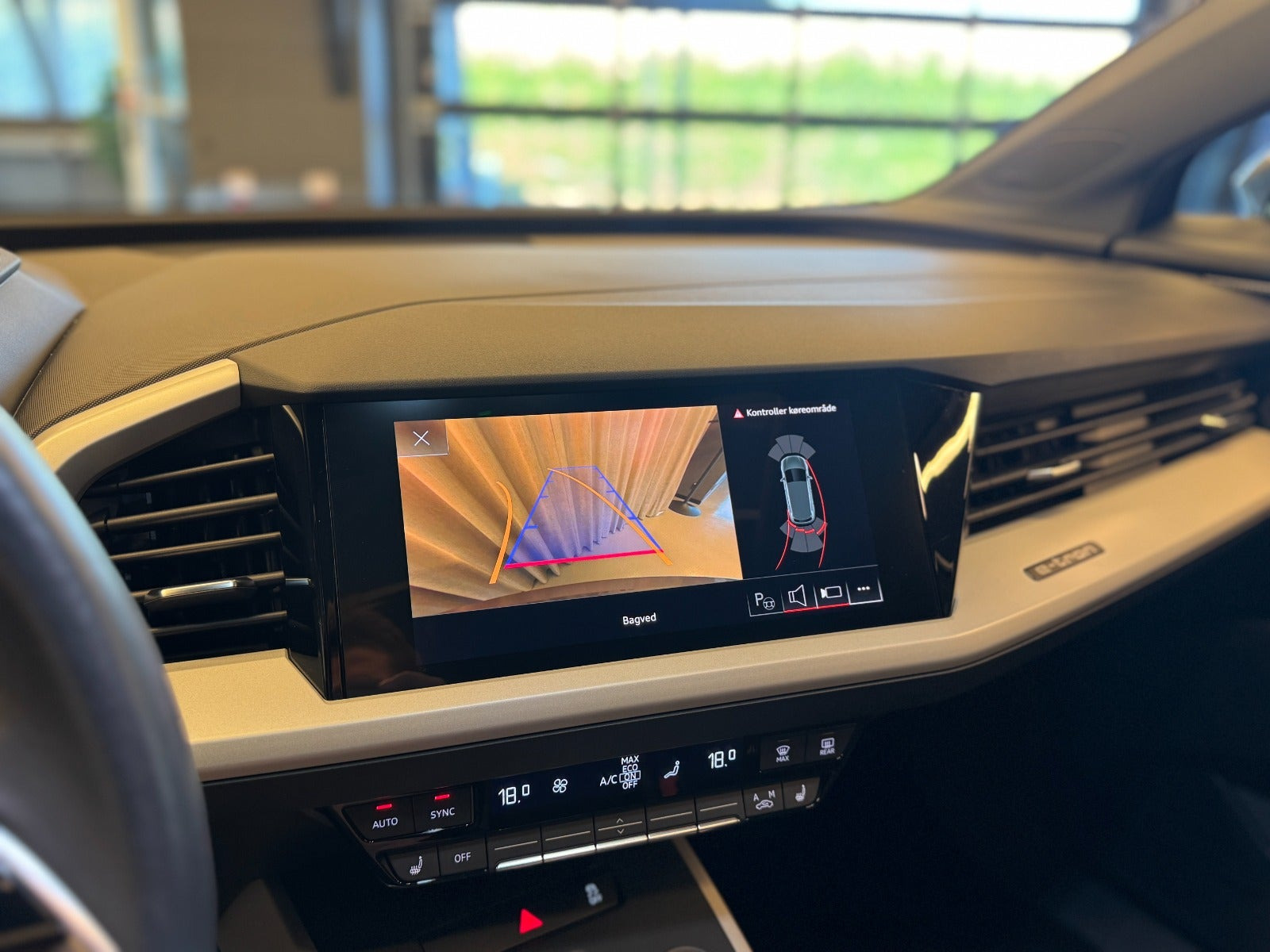Grå Audi Q4 e-tron fra 2023