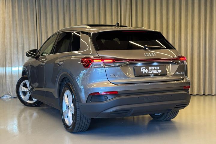 Grå Audi Q4 e-tron fra 2023