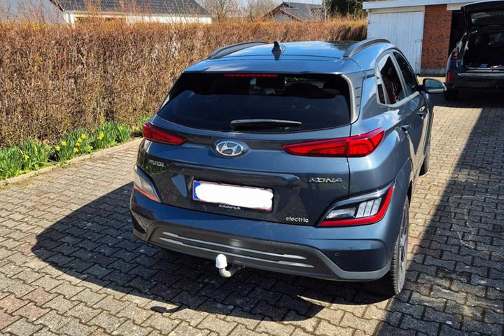Grå Hyundai Kona fra 2023