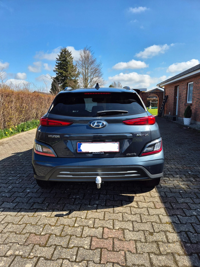 Grå Hyundai Kona fra 2023