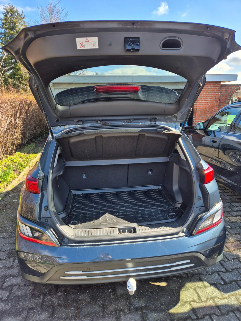 Grå Hyundai Kona fra 2023