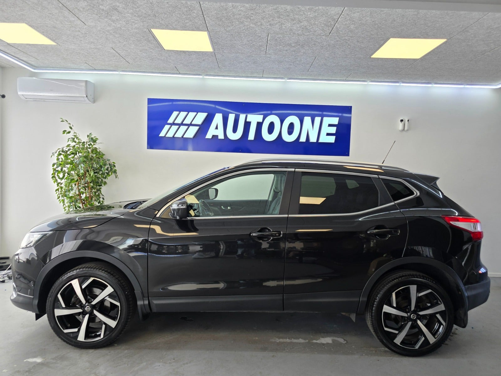Sort Nissan Qashqai fra 2016