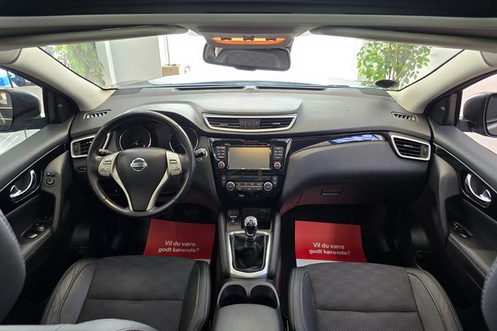 Sort Nissan Qashqai fra 2016