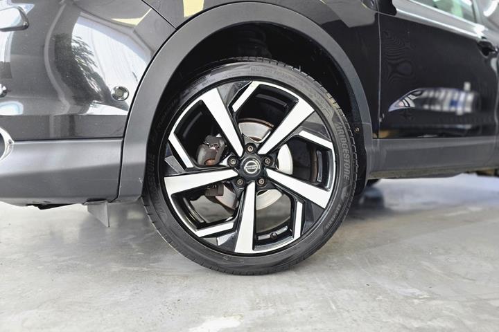 Sort Nissan Qashqai fra 2016