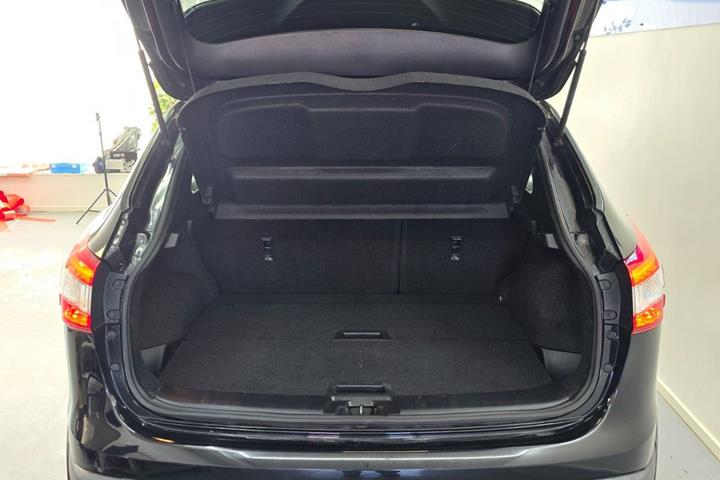 Sort Nissan Qashqai fra 2016