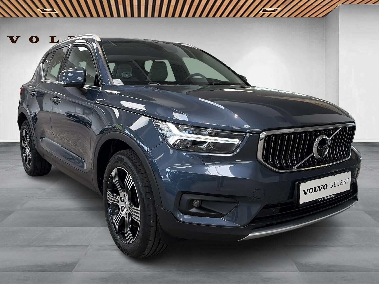 Blå Volvo XC40 fra 2019