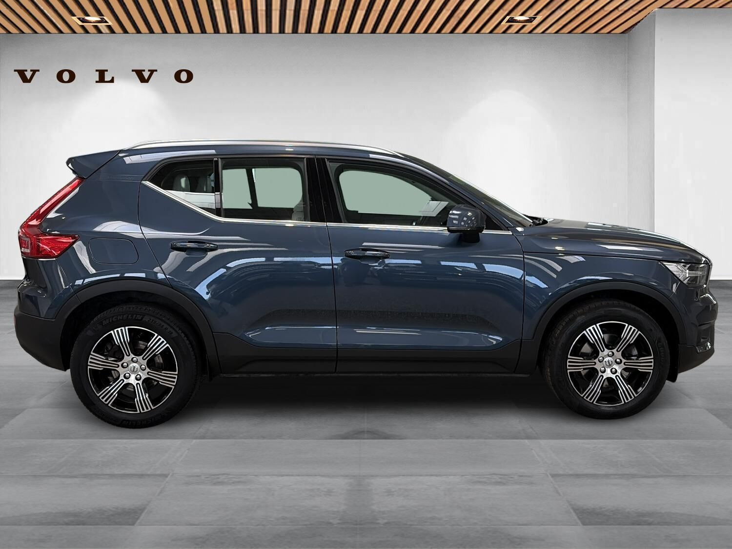 Blå Volvo XC40 fra 2019