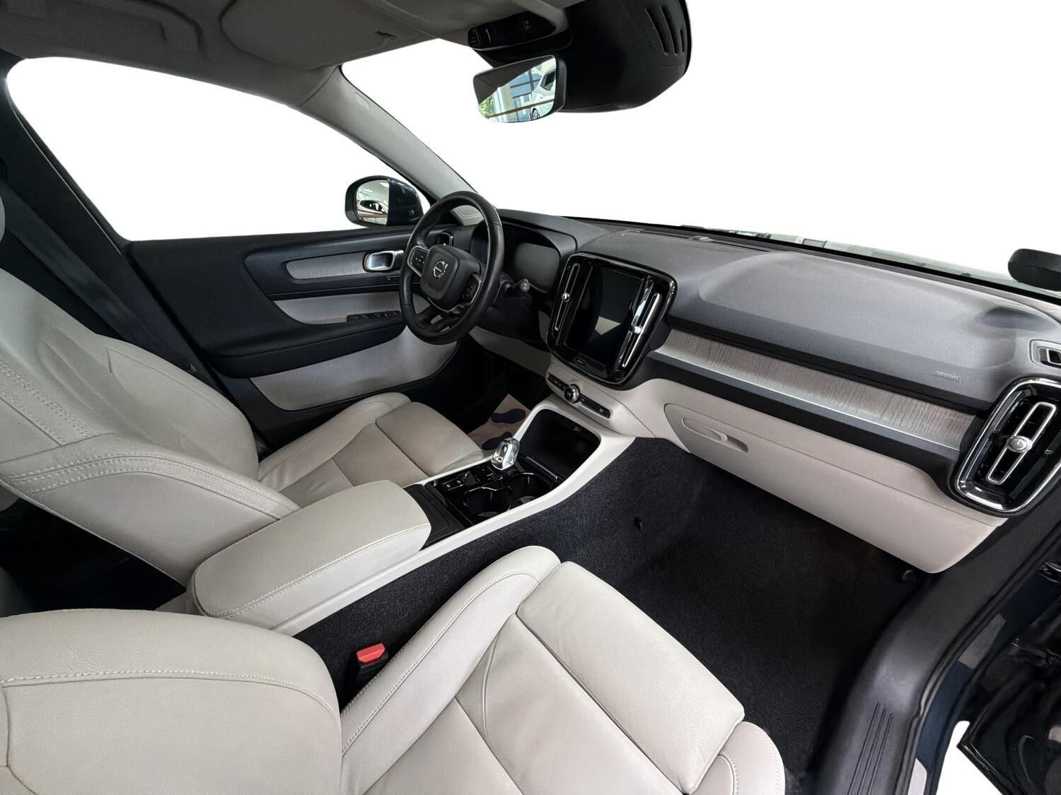 Blå Volvo XC40 fra 2019
