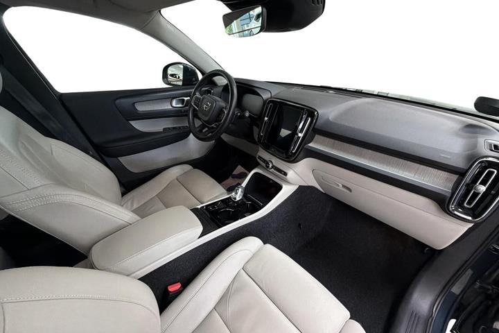 Blå Volvo XC40 fra 2019