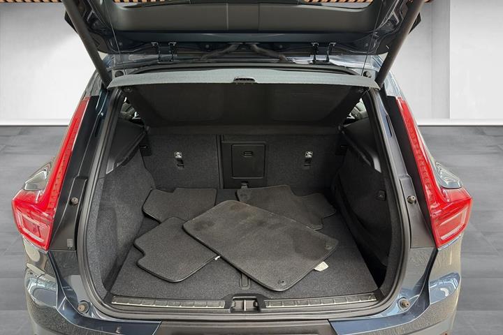 Blå Volvo XC40 fra 2019