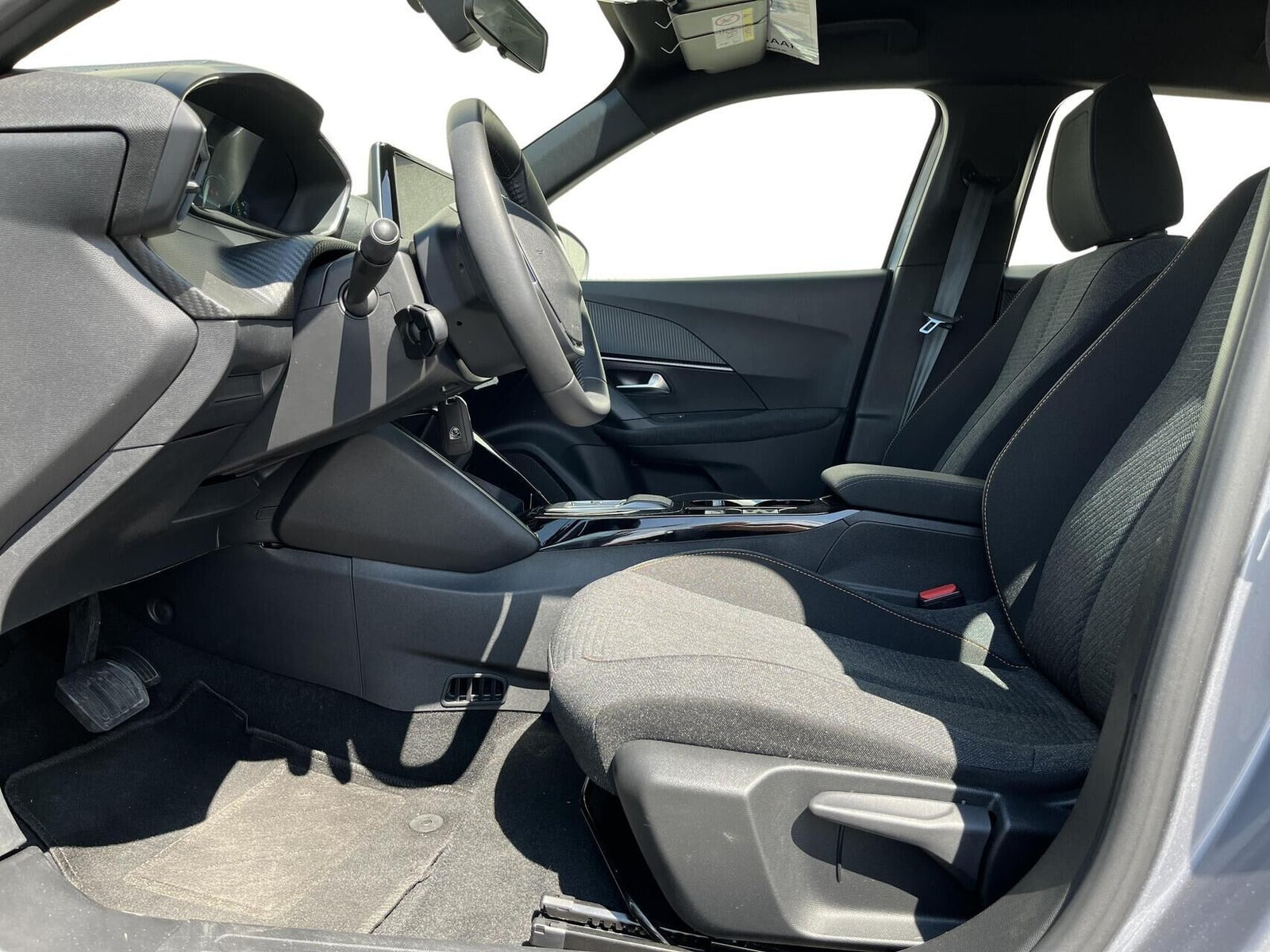 Grå Peugeot e-2008 fra 2025