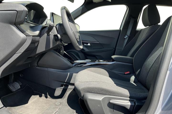 Grå Peugeot e-2008 fra 2025