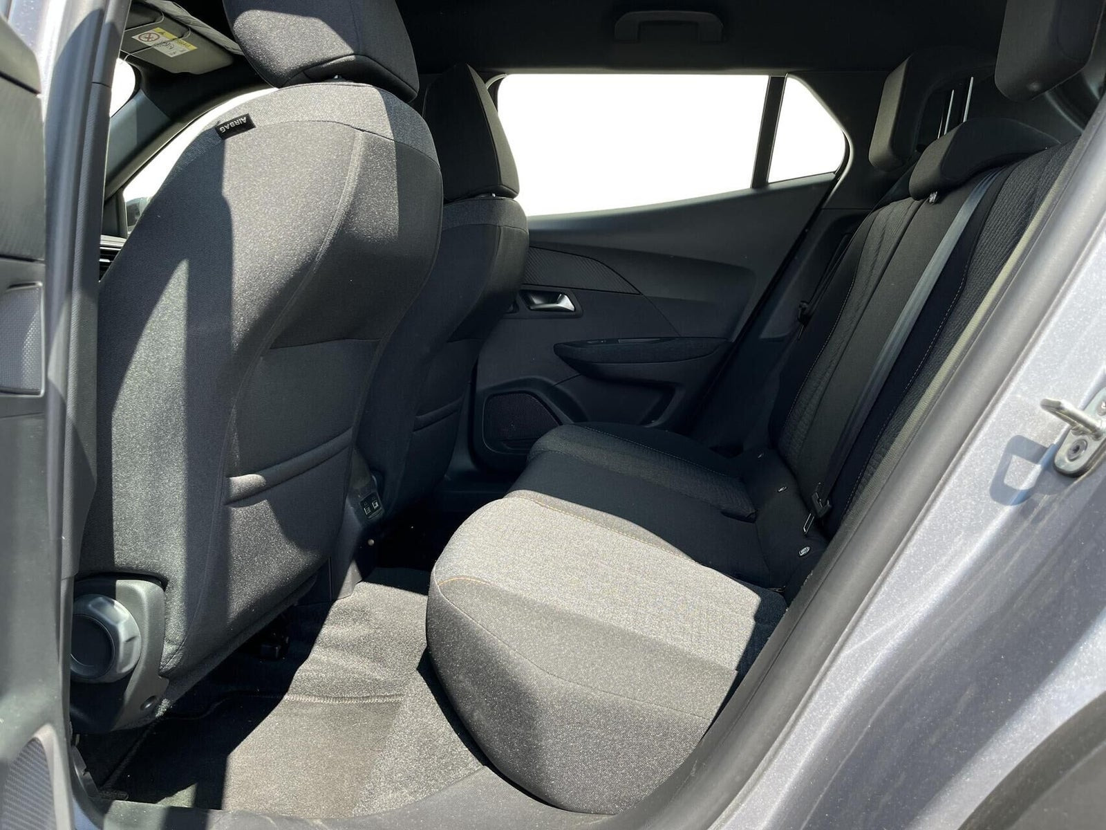 Grå Peugeot e-2008 fra 2025