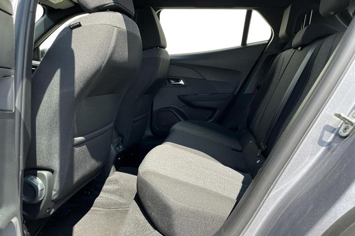 Grå Peugeot e-2008 fra 2025