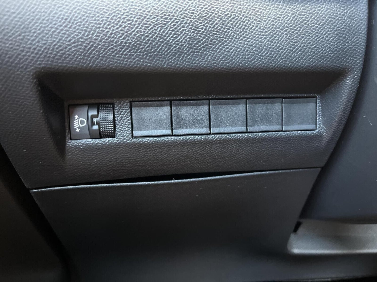 Grå Peugeot e-2008 fra 2025